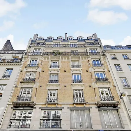 Freshly Renovated In The Heart Of Apartment *